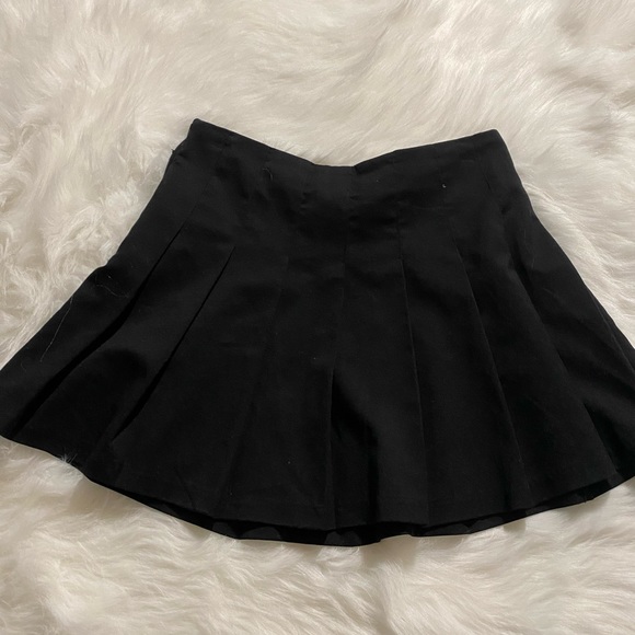 Pleated Skater Mini Skirt. H&M, WORN ONCE. Size 6, black in color. - Picture 3 of 3
